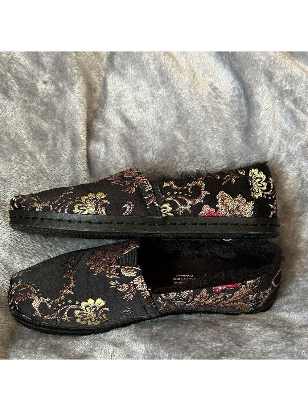 TOMS Women's Black and Gold Patterned Loafers with Faux Fur Lining size 5.5W - Picture 2 of 8